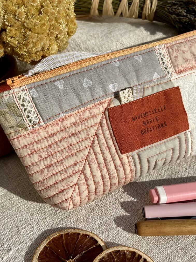 trousse_ecoliere_patchwork_taupe_orange_automne_upcycling_textile_artisanal_idee_cadeau